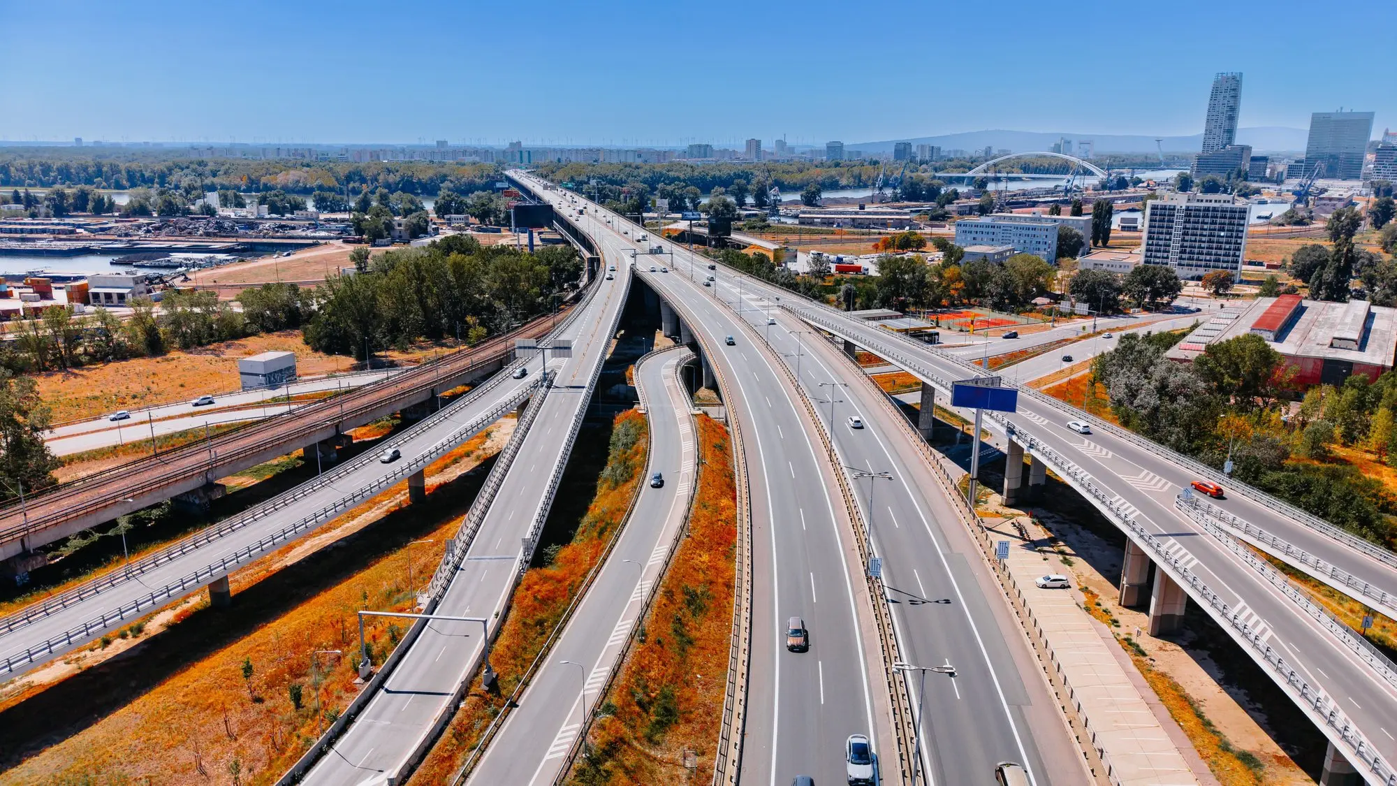 Diseño y Desempeño de Pavimentos Modificados con Polímeros para Carreteras de Carga Pesada