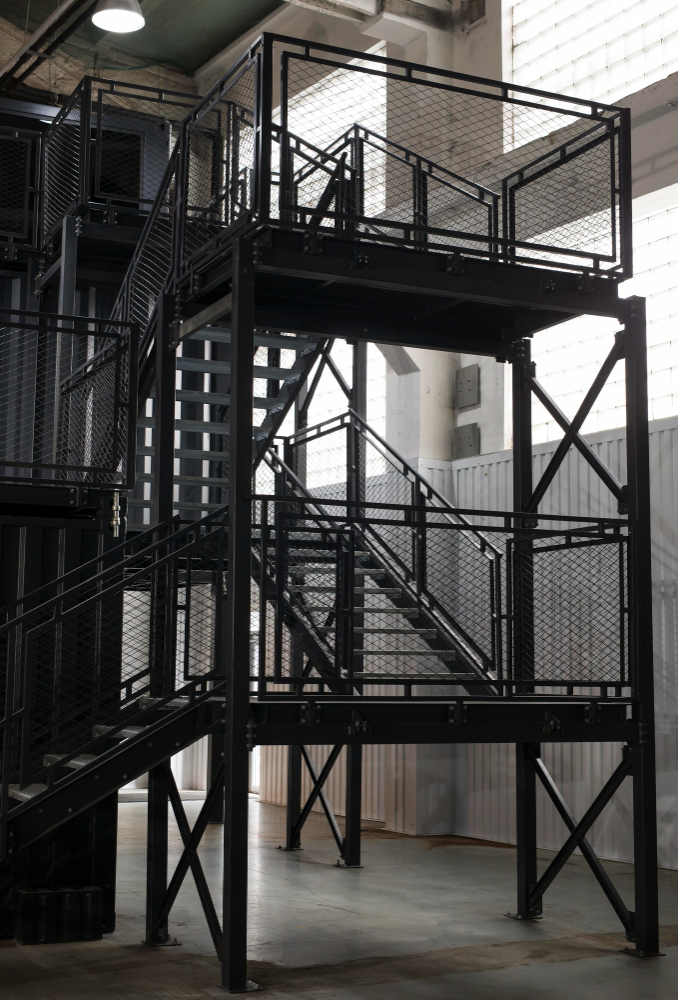 FABRICACIÓN E INSTALACIÓN DE PLATAFORMAS Y ESCALERAS EN SALA DE CONTROL